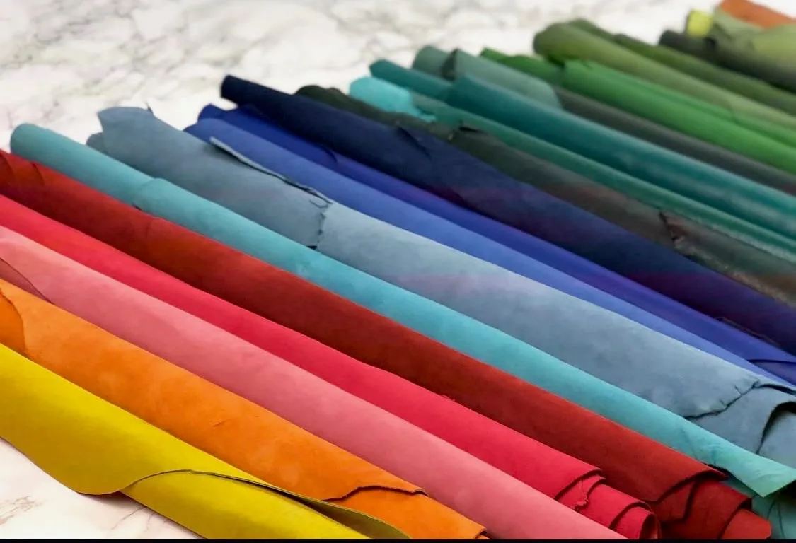 Gestapelte Leder-Farbmuster in Regenbogenfarben, Detailaufnahme