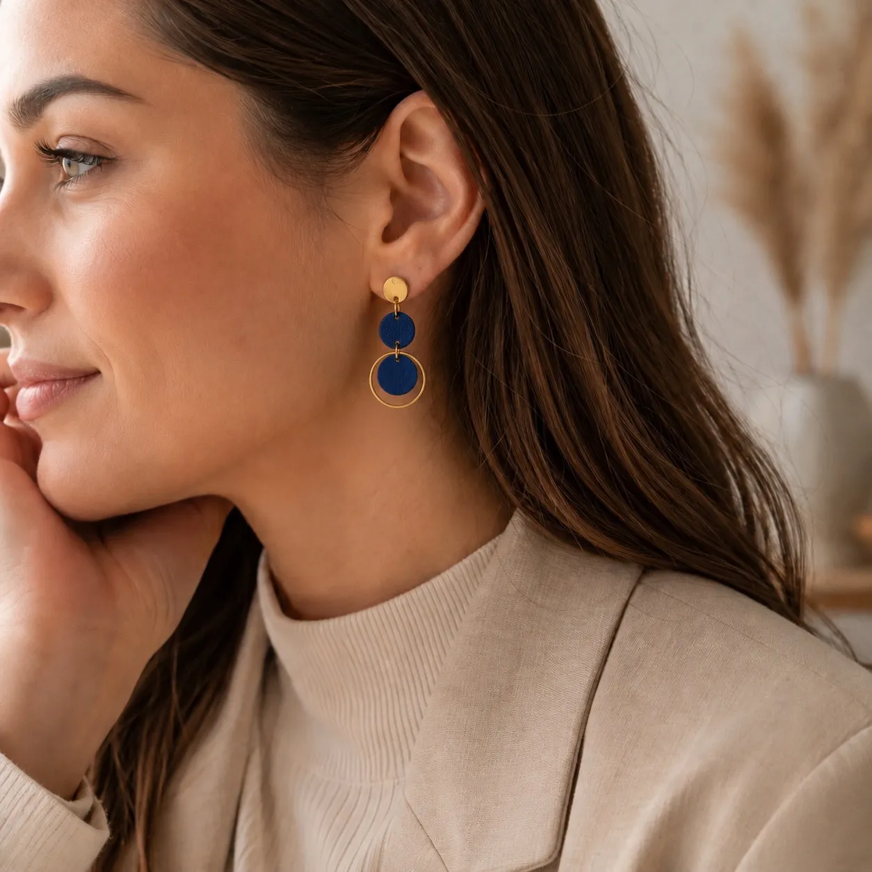 Model im Seitenprofil mit blau-goldenem Statement-Ohrring von Le Moois